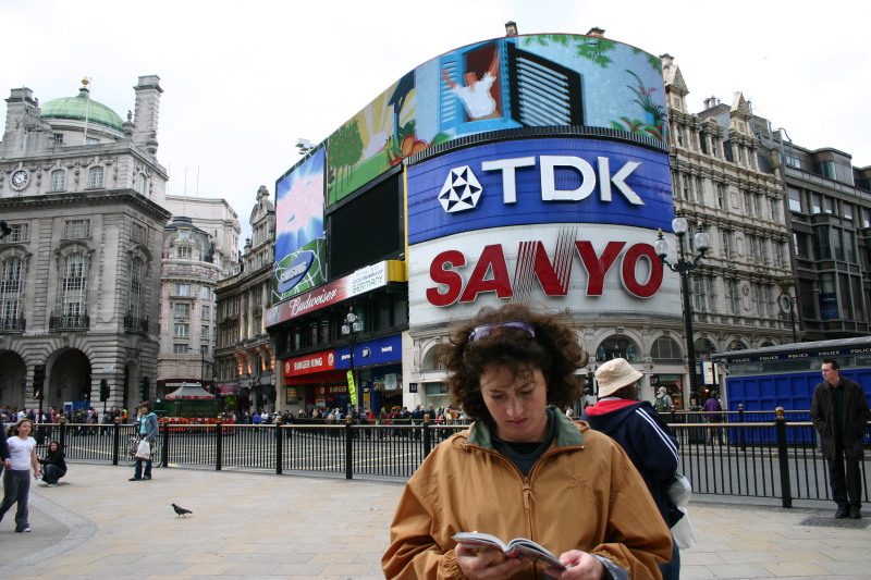 2006/05(May)/London/Day5/800x600_2006-05-29-London-72-Suzi-Picadilly-Circus.JPG