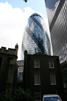 2006-05-29-London-37-Gurkin.JPG