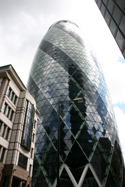 2006-05-29-London-41-Gurkin.JPG