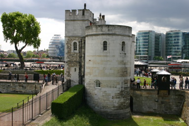 2006-05-29-London-50-Tower.JPG