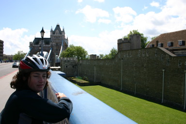 2006-05-29-London-64-Suzi-Bridge-Tower.JPG