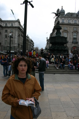 2006-05-29-London-73-Suzi-Picadilly-Circus.JPG