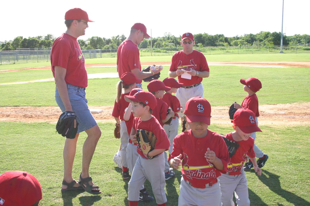 2006/05(May)/Tball-11th/1024x768_2006-05-11-Tball-019-Go-Cardinals.JPG