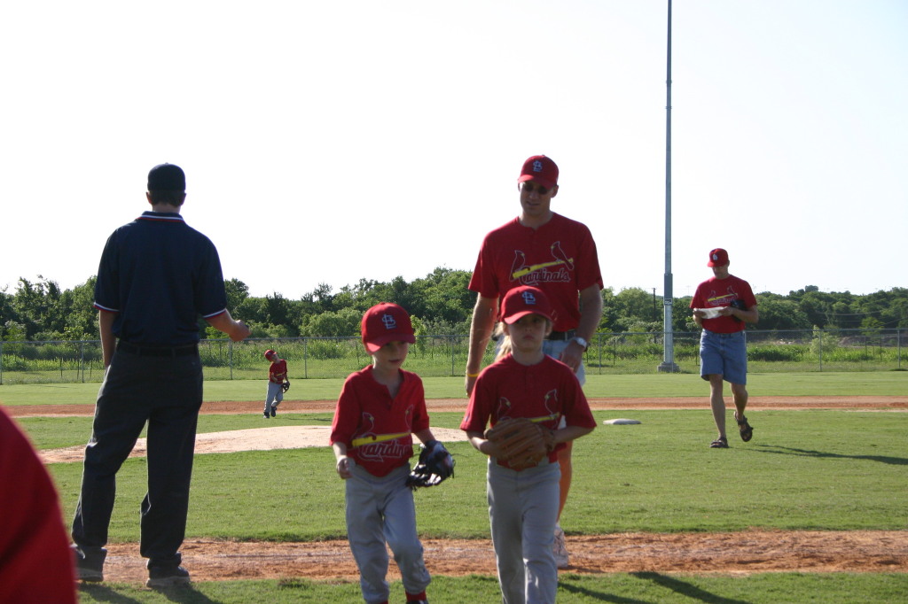 2006/05(May)/Tball-11th/1024x768_2006-05-11-Tball-046-Dax-Sierra-Travis.JPG