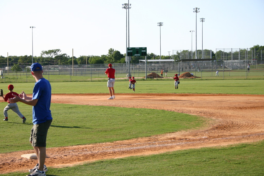 2006/05(May)/Tball-11th/1024x768_2006-05-11-Tball-125-Travis-Nick-throw-it-in.JPG