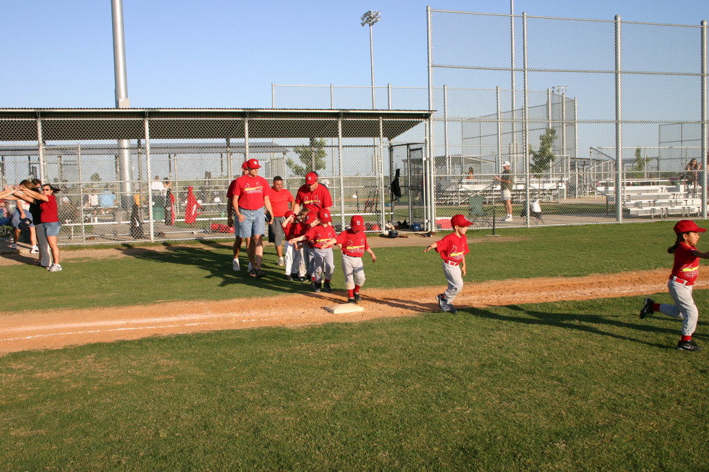 2006/05(May)/Tball-11th/1024x768_2006-05-11-Tball-198-shake-hands.JPG