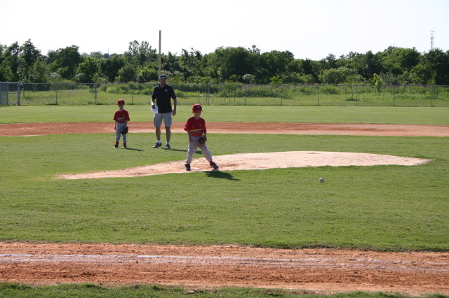 2006/05(May)/Tball-11th/640x480_2006-05-11-Tball-006-Dax-Nick.JPG