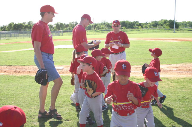 2006/05(May)/Tball-11th/640x480_2006-05-11-Tball-019-Go-Cardinals.JPG