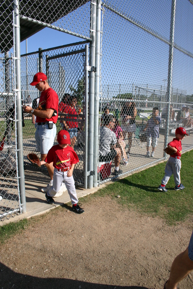 2006/05(May)/Tball-11th/640x480_2006-05-11-Tball-020-Mason-Travis-Nick.JPG