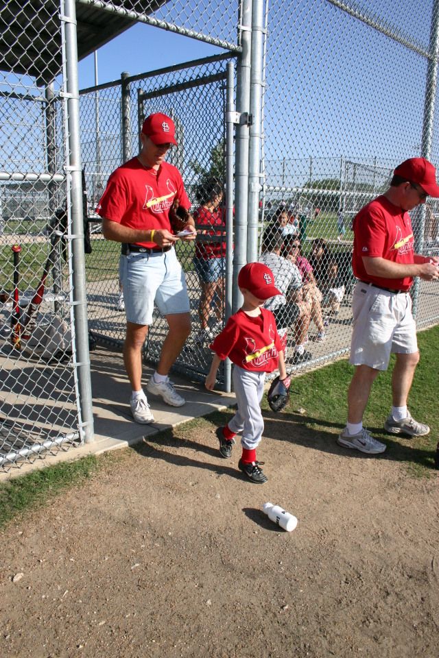 2006/05(May)/Tball-11th/640x480_2006-05-11-Tball-024-Dax-Travis-Steve.JPG