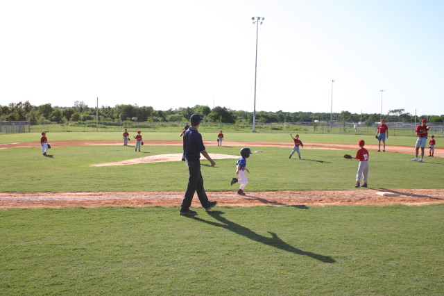 2006/05(May)/Tball-11th/640x480_2006-05-11-Tball-027-August-Chance-Travis.JPG