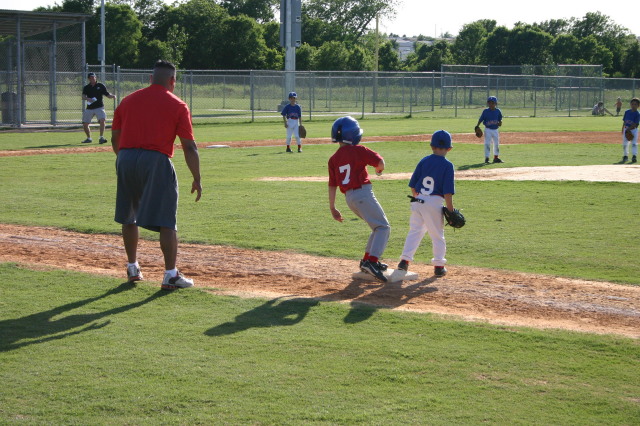 2006/05(May)/Tball-11th/640x480_2006-05-11-Tball-059-Matthew.JPG