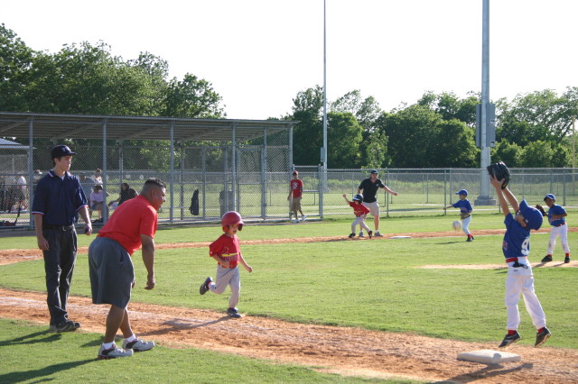 2006/05(May)/Tball-11th/640x480_2006-05-11-Tball-073-Nick.JPG