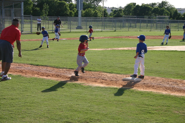 2006/05(May)/Tball-11th/640x480_2006-05-11-Tball-098-August.JPG