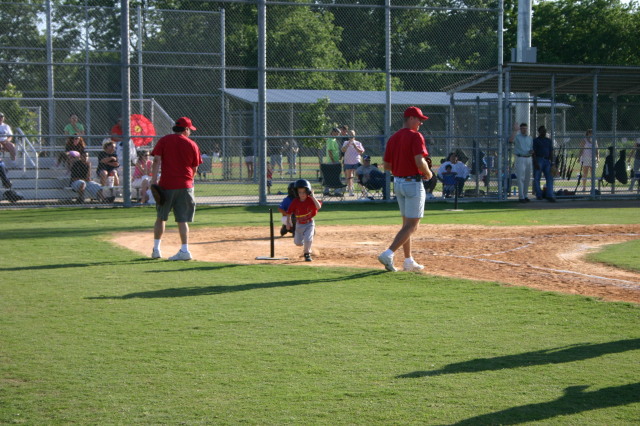 2006/05(May)/Tball-11th/640x480_2006-05-11-Tball-106-August-Travis.JPG