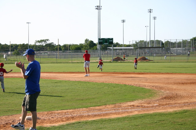 2006/05(May)/Tball-11th/640x480_2006-05-11-Tball-126-Travis-Nick-throw-it-in.JPG