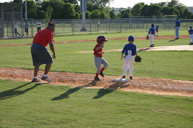 2006/05(May)/Tball-11th/640x480_2006-05-11-Tball-130-PaulJR.JPG
