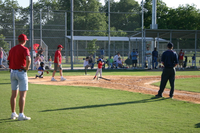 2006/05(May)/Tball-11th/640x480_2006-05-11-Tball-153-Travis-Dax.JPG