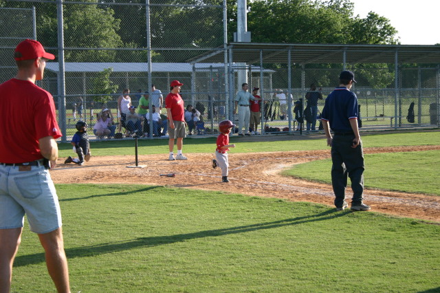 2006/05(May)/Tball-11th/640x480_2006-05-11-Tball-167-August.JPG