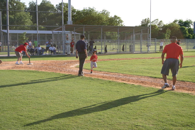 2006/05(May)/Tball-11th/640x480_2006-05-11-Tball-171-PaulJR.JPG