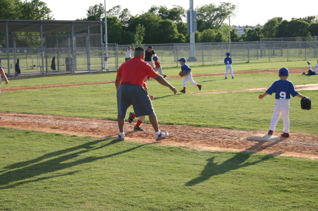 2006/05(May)/Tball-11th/640x480_2006-05-11-Tball-174-PaulJR.JPG