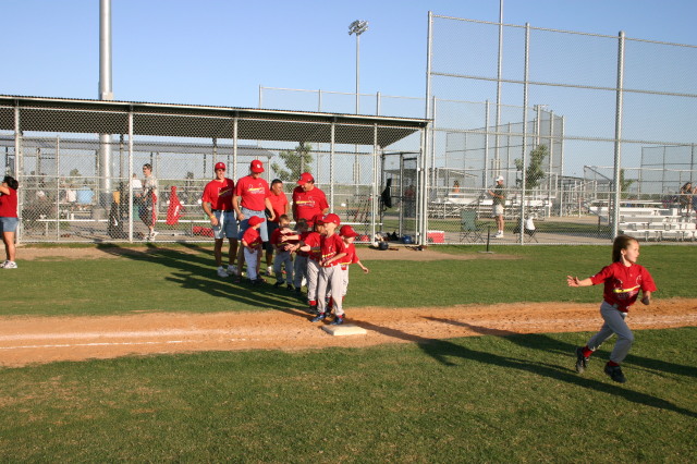 2006/05(May)/Tball-11th/640x480_2006-05-11-Tball-195-shake-hands.JPG