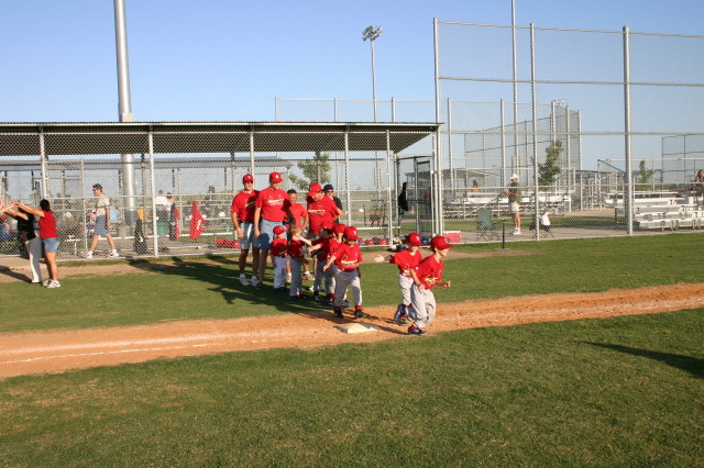 2006/05(May)/Tball-11th/640x480_2006-05-11-Tball-196-shake-hands.JPG