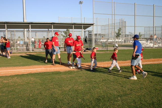 2006/05(May)/Tball-11th/640x480_2006-05-11-Tball-199-shake-hands.JPG