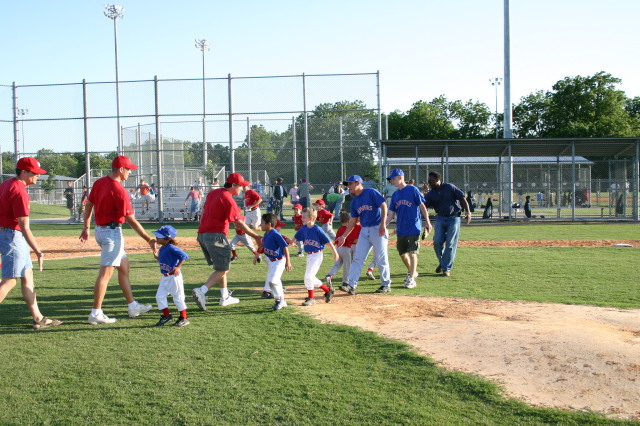 2006/05(May)/Tball-11th/640x480_2006-05-11-Tball-201-shake-hands.JPG