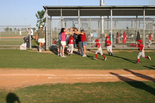 2006/05(May)/Tball-11th/640x480_2006-05-11-Tball-202-tunnel.JPG