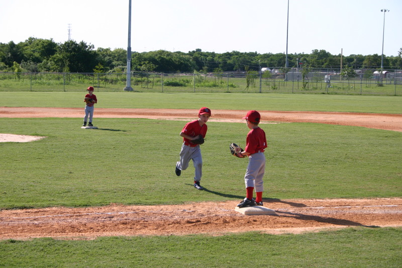 2006/05(May)/Tball-11th/800x600_2006-05-11-Tball-003-August-Chance-PaulJR.JPG