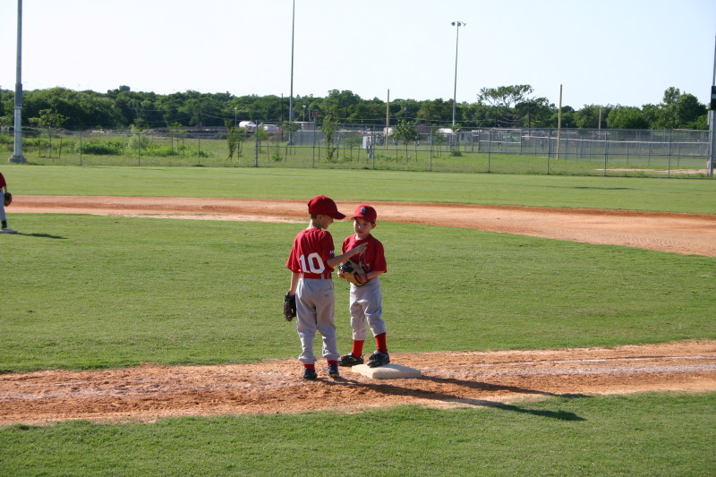 2006/05(May)/Tball-11th/800x600_2006-05-11-Tball-008-Chance-PaulJR.JPG