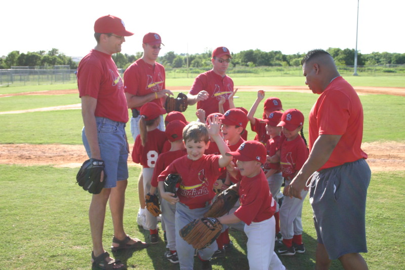 2006/05(May)/Tball-11th/800x600_2006-05-11-Tball-017-Go-Cardinals.JPG