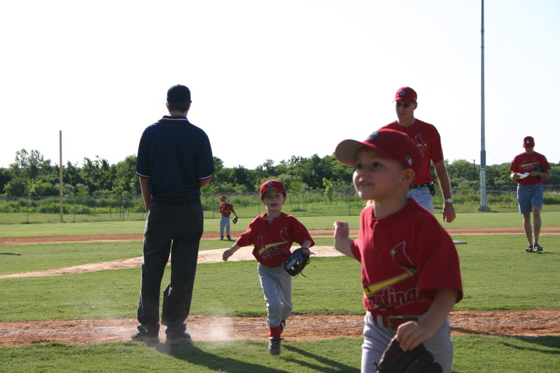 2006/05(May)/Tball-11th/800x600_2006-05-11-Tball-045-Dax-Brandon-Travis.JPG