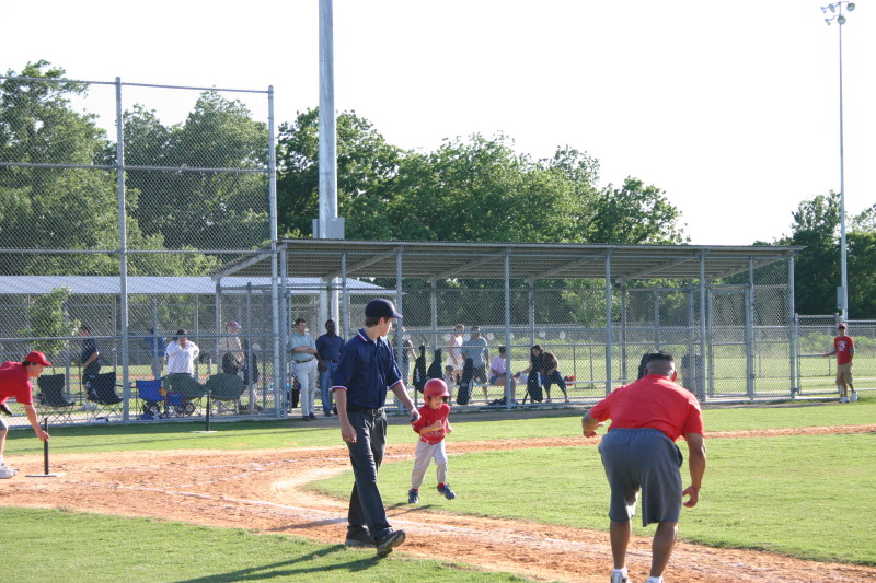 2006/05(May)/Tball-11th/800x600_2006-05-11-Tball-070-Nick.JPG