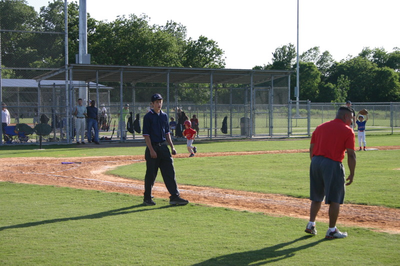 2006/05(May)/Tball-11th/800x600_2006-05-11-Tball-085-Nick.JPG