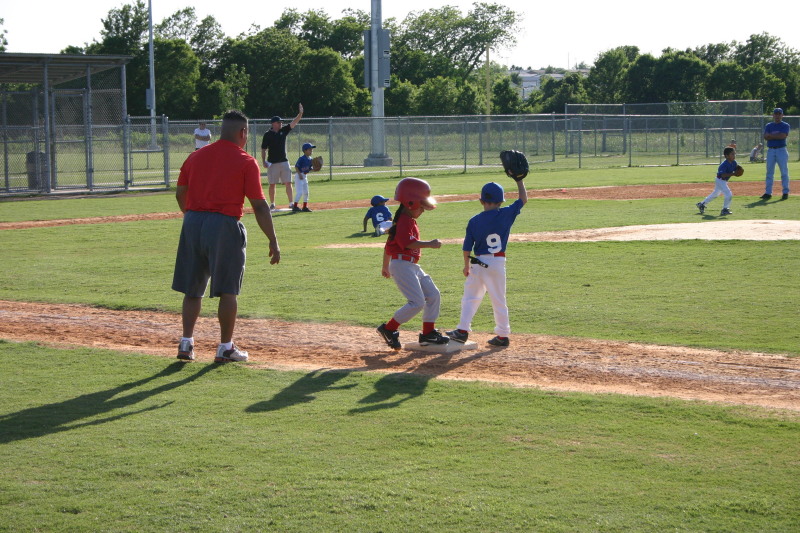 2006/05(May)/Tball-11th/800x600_2006-05-11-Tball-092-Amanda.JPG