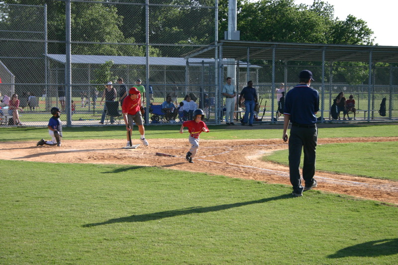 2006/05(May)/Tball-11th/800x600_2006-05-11-Tball-095-August.JPG