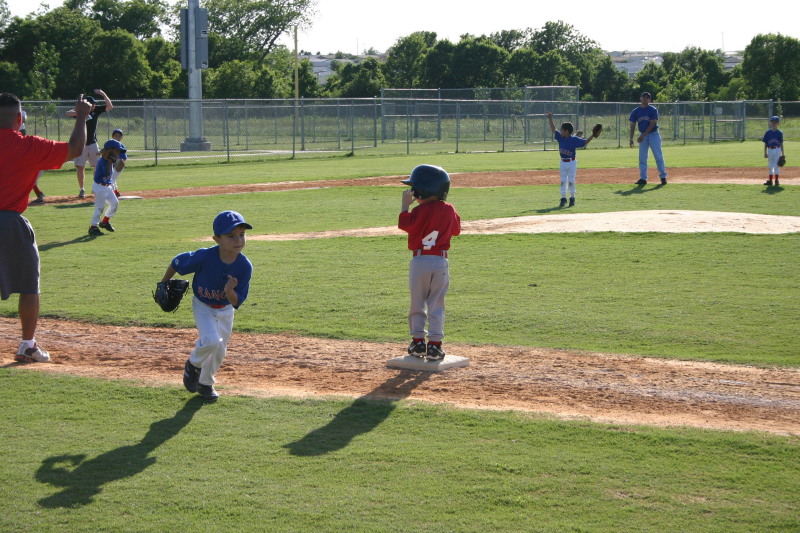 2006/05(May)/Tball-11th/800x600_2006-05-11-Tball-100-August.JPG