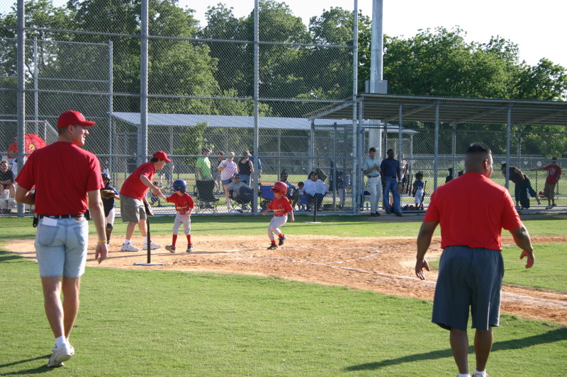 2006/05(May)/Tball-11th/800x600_2006-05-11-Tball-103-Gae-Amanda.JPG