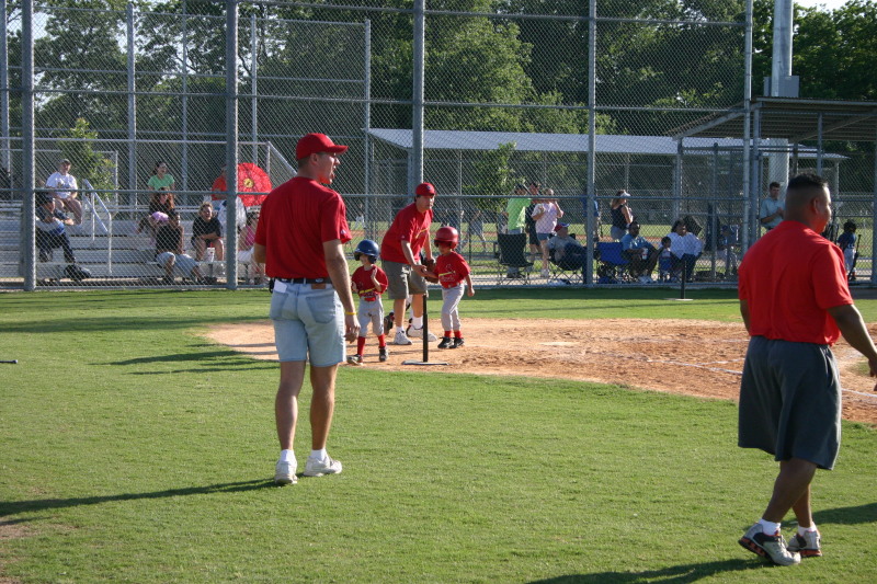 2006/05(May)/Tball-11th/800x600_2006-05-11-Tball-104-Gabe-August-Travis.JPG