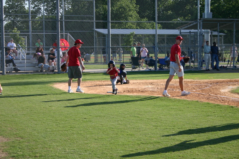 2006/05(May)/Tball-11th/800x600_2006-05-11-Tball-107-August-Travis.JPG
