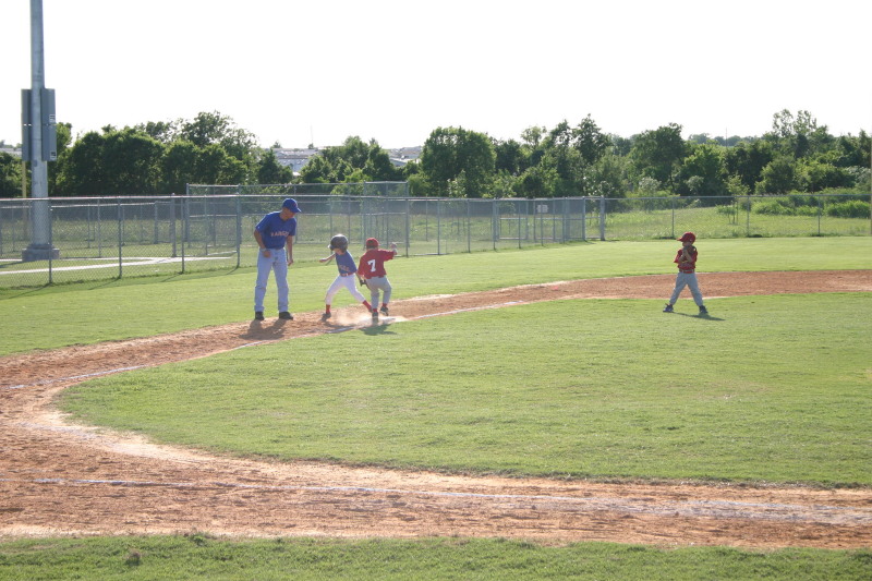 2006/05(May)/Tball-11th/800x600_2006-05-11-Tball-123-Matthew.JPG