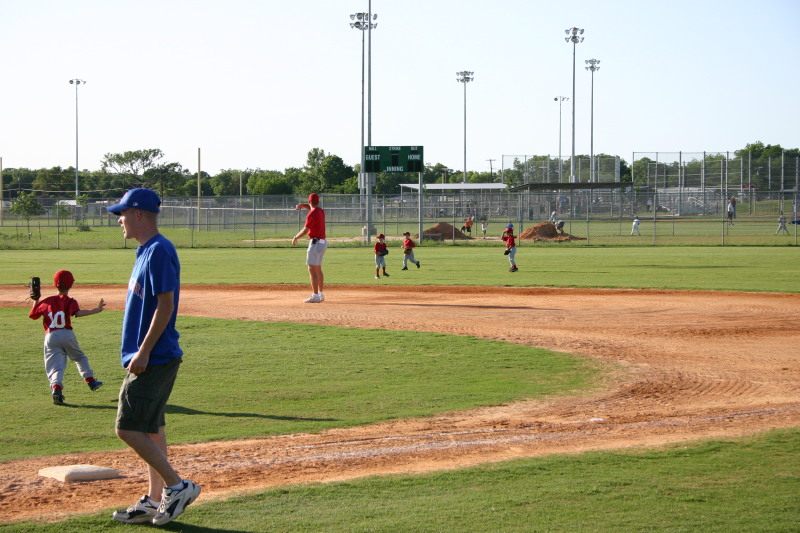 2006/05(May)/Tball-11th/800x600_2006-05-11-Tball-124-Travis-Nick-throw-it-in.JPG
