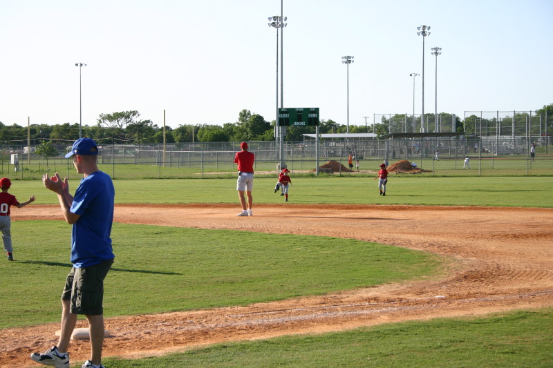 2006/05(May)/Tball-11th/800x600_2006-05-11-Tball-126-Travis-Nick-throw-it-in.JPG