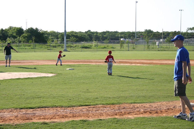 2006/05(May)/Tball-11th/800x600_2006-05-11-Tball-127-Dax-Chance.JPG