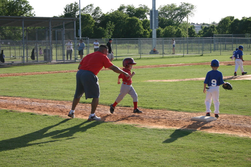 2006/05(May)/Tball-11th/800x600_2006-05-11-Tball-129-PaulJR.JPG