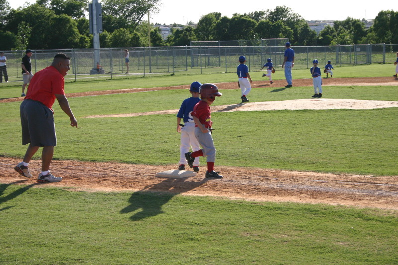 2006/05(May)/Tball-11th/800x600_2006-05-11-Tball-131-PaulJR.JPG