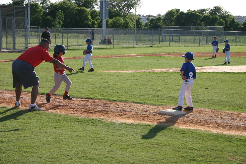 2006/05(May)/Tball-11th/800x600_2006-05-11-Tball-141-Sierra.JPG