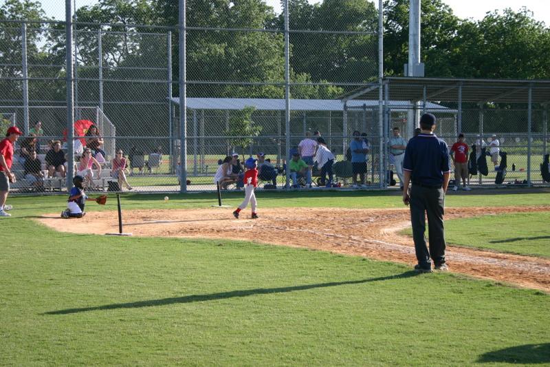 2006/05(May)/Tball-11th/800x600_2006-05-11-Tball-149-Dax.JPG